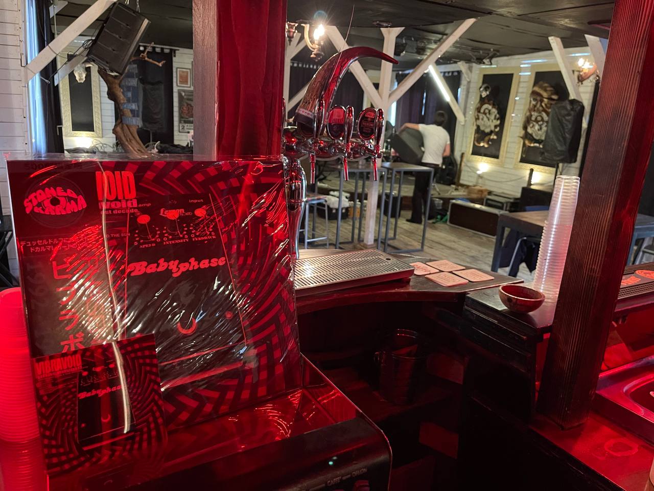 Area bar con illuminazione rossa e dischi in vinile
