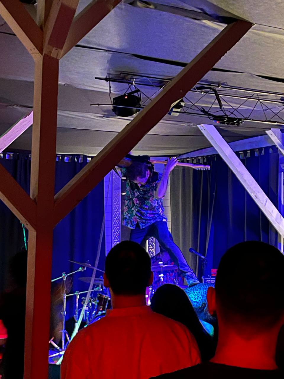 Chitarrista in azione sul palco