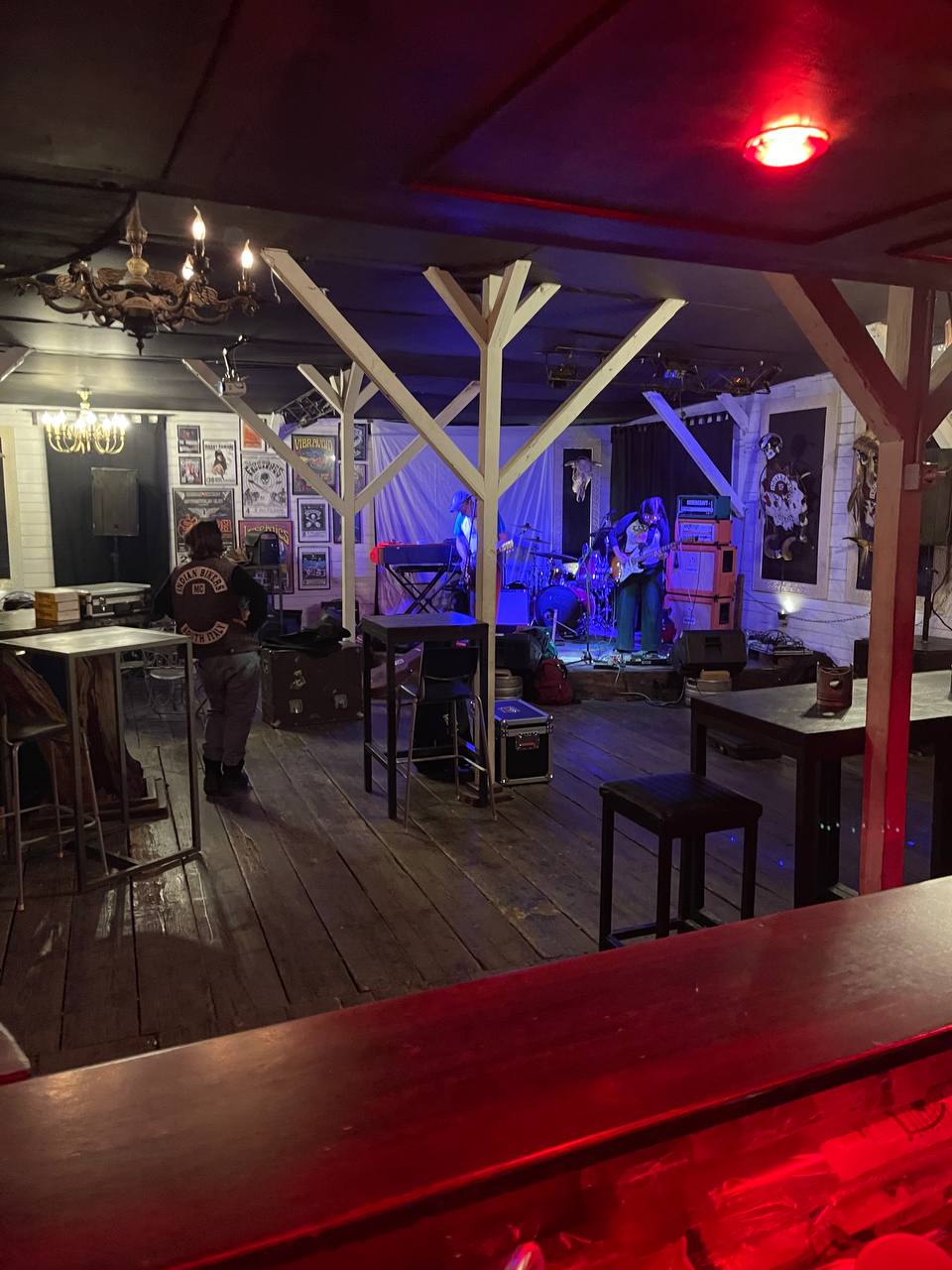 Interno del locale con palco e luci